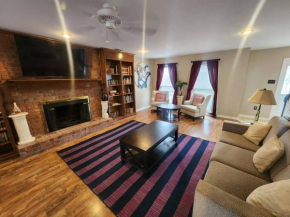 Large near Shops/Dining & easy access to freeway